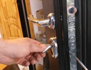 Замена замка двери в Нахабино